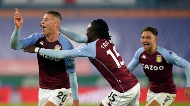 Gelandang Aston Villa Ross Barkley (kiri) merayakan golnya ke gawang Leicester City dalam lanjutan Liga Inggris di King Power Stadium, Leicester. Jon Super / POOL / AFP