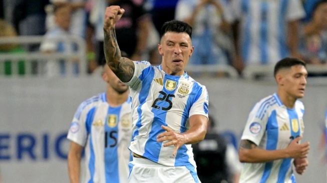 Bek Timnas Argentina, Lisandro Martinez merayakan gol ke gawang Ekuador pada laga Copa America 2024 di Houston, Texas, Amerika Serikat, Jumat (5/7/2024) pagi WIB. [JUAN MABROMATA / AFP]