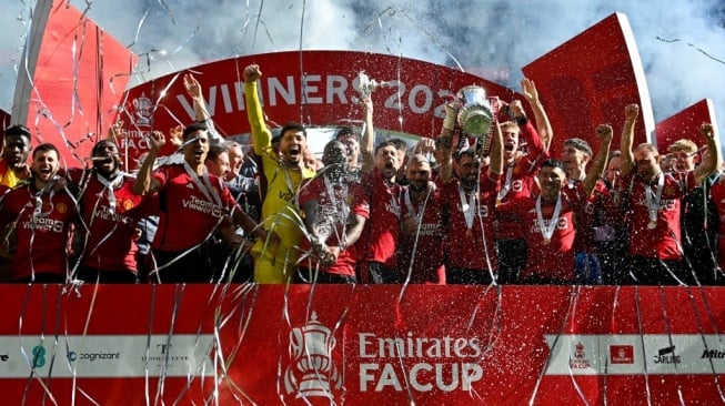 Manchester United juara Piala FA 2023/2024 usai mengalakan Manchester City pada laga final di Stadion Wembley, London, Inggris, Sabtu (25/5/2024) malam WIB. [J Tallis / AFP]