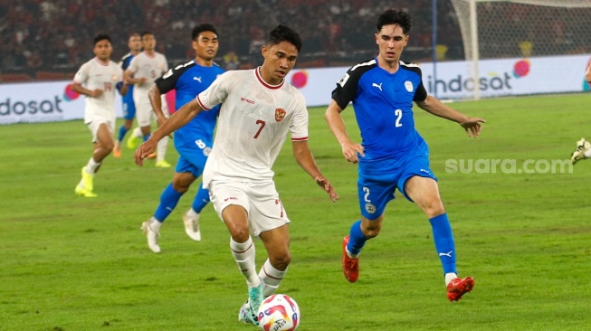 Pemain Timnas Indonesia Marselino Ferdinan berebut bola dengan pemain Timnas Filipina dalam pertandingan Kualifikasi Piala Dunia 2026 antara Indonesia melawan Filipina di Stadion Utama Gelora Bung Karno (SUGBK), Jakarta, Selasa (11/6/2024). [Suara.com/Alfian Winanto]